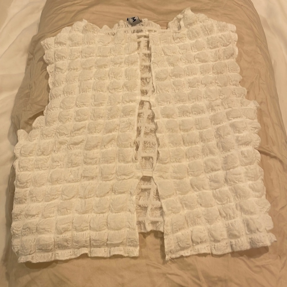 MOTEL X OLIVIA NEILL NOLAN CUTOUT TOP IN BUBBLE JERSEY TRUE WHITE